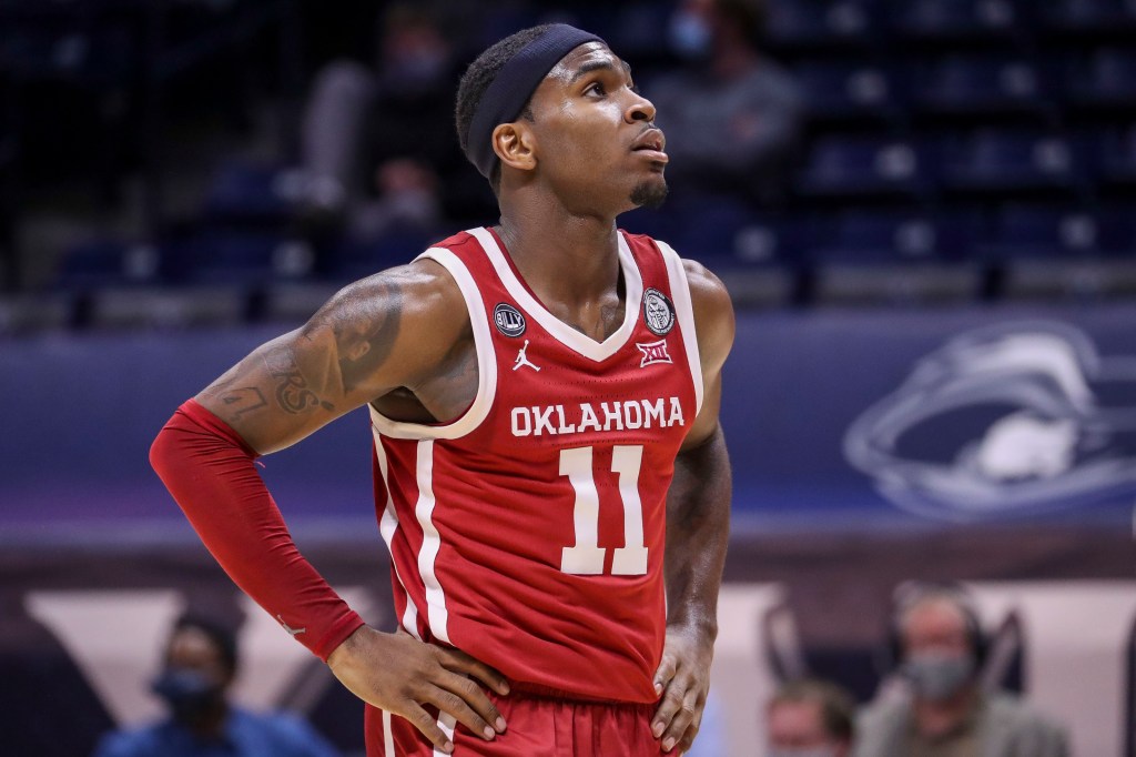 Oklahoma guard De'Vion Harmon looks up at the scoreboard during a game.